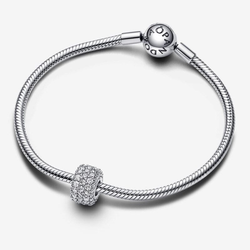 Charm con triple banda de pavé