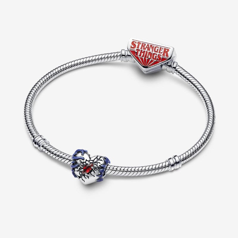 Charm Stranger Things, Cuore che si illumina al buio