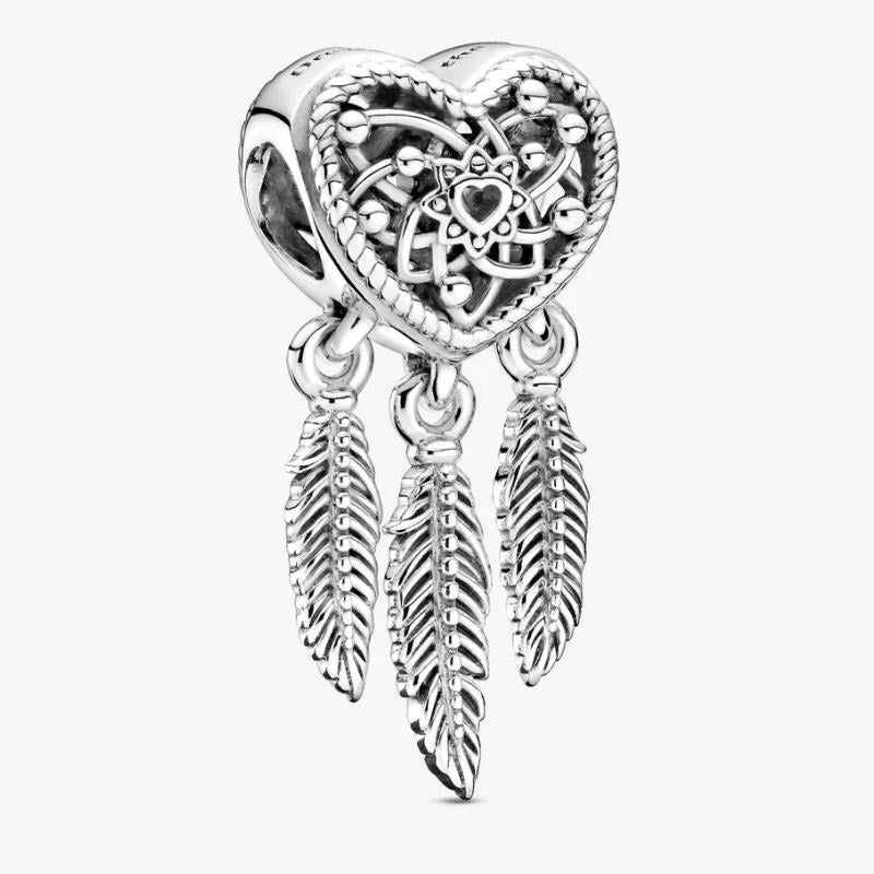 Charm atrapasueños con tres plumas y corazón calado