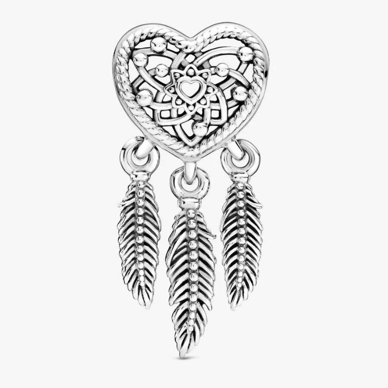 Charm atrapasueños con tres plumas y corazón calado