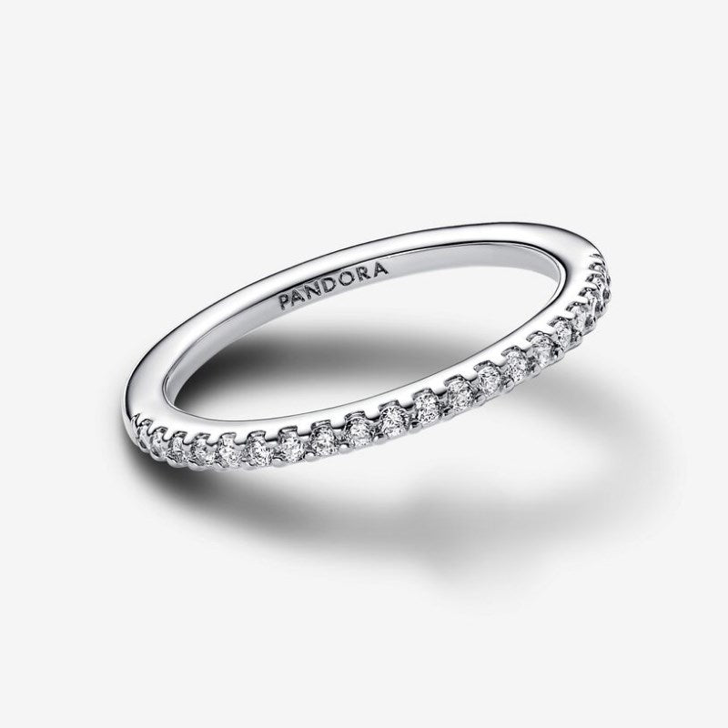 Pavè ring with thin band