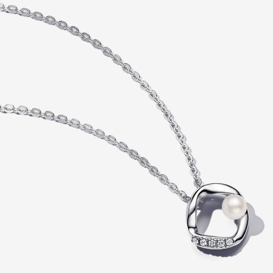 Collana Cerchio Linea Sinuosa con Perla d'Acqua Dolce Coltivata e Pavè