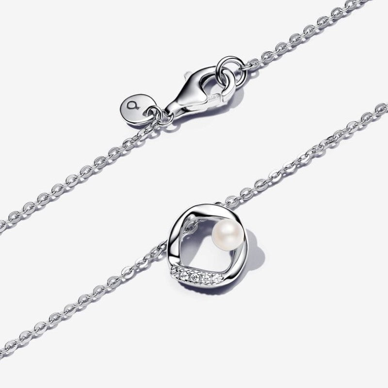 Collana Cerchio Linea Sinuosa con Perla d'Acqua Dolce Coltivata e Pavè